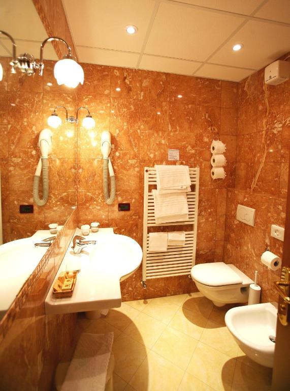 Panoramic Double or Twin Room with Lake View,239235713:JPEG